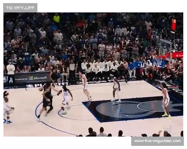 独行侠东契奇吸引包夹，击地传球找到空切的加福德完成扣篮